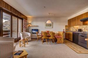 eine Küche und ein Wohnzimmer mit Tisch und Stühlen in der Unterkunft Appartement LaForet 86 in La Tzoumaz