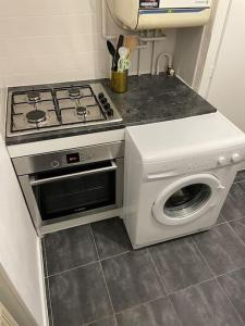 Kuchyň nebo kuchyňský kout v ubytování Fontainebleau centre-ville