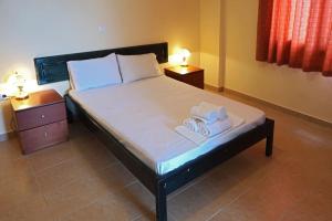 1 dormitorio con 1 cama con toallas en Villa Niobe, en Riglia