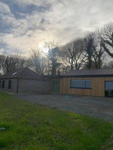 un edificio con una puerta verde en un campo en Cheerful 3 bedroom cottage with great seaview en Drogheda