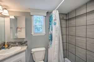O baie la Cozy Broken Bow Getaway with Fire Pit, 5 Mi to Lake!