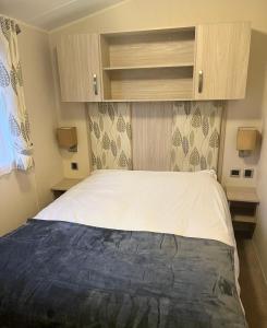 A bed or beds in a room at Our Lodge at Newquay Bay NB35