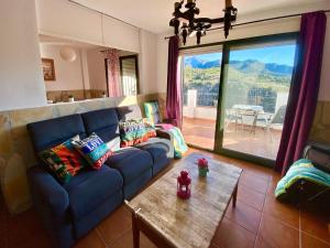Posezení v ubytování Apartamentos Axarquia , Frigiliana, terraza privada con vistas a la montaña rio y al mar
