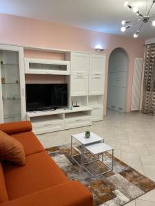ein Wohnzimmer mit einem Sofa und einem Tisch in der Unterkunft Civita Home in Bagnoregio