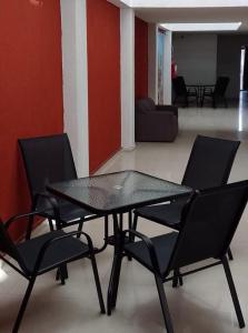 una mesa negra y sillas en la sala de estar. en Hotel MCH, en Veracruz