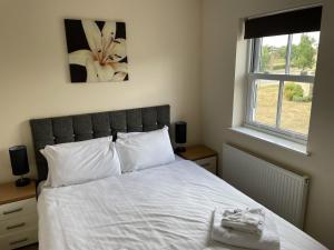 En eller flere senge i et værelse på Jolly Roger Cottage