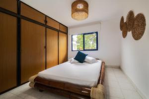 a bedroom with a bed and a window at Finca el Bosque in Montenegro