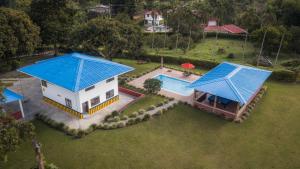 an overhead view of a house with a blue roof at Finca privada exclusiva con piscina y jacuzzi Ideal para grupos y celebraciones en Montenegro in Montenegro