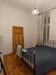 sypialnia z łóżkiem i drewnianą podłogą w obiekcie Prad 543 w Poznaniu