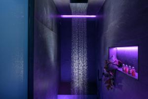 アムーダラ・イラクリオンにあるAlsus Boutique Hotel - Adults Onlyの紫色のバスルーム(紫色の照明付きシャワー付)