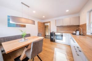 A kitchen or kitchenette at Koasa Appartement