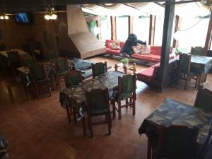 - une chambre avec une table, des chaises et un canapé dans l'établissement Hosteria Quime, à La Lucila del Mar