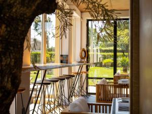 a view of a restaurant with tables and chairs at Sense of Ofir in Fão