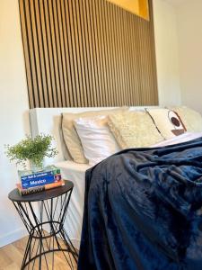 Ένα ή περισσότερα κρεβάτια σε δωμάτιο στο MA City Centre Apart.(Free Parking/Internet/1BR)