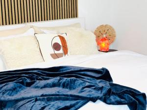 Ένα ή περισσότερα κρεβάτια σε δωμάτιο στο MA City Centre Apart.(Free Parking/Internet/1BR)