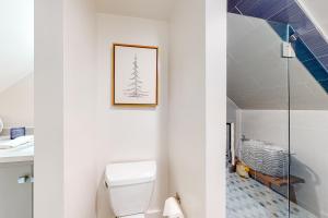 een badkamer met een toilet en een foto van een kerstboom bij Cascade Cottage in Mill Valley