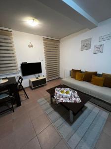 - un salon avec un canapé et une table dans l'établissement Apartment Princess, à Zlatibor