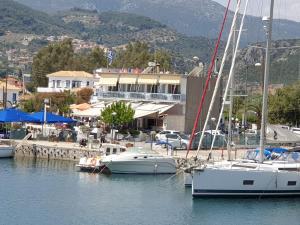 einer Gruppe von Booten, die in einem Yachthafen angedockt sind in der Unterkunft Nea Epidavros view in Nea Epidavros