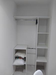 una nevera blanca con la puerta abierta en una habitación en Departamento nuevo Solar Ameghino con COCHERA costo aparte en Resistencia