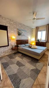 1 dormitorio con 2 camas y espejo en Tropical Morabeza Apartment Santa Maria, en Santa Maria