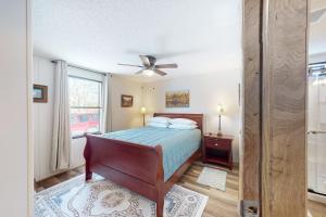 - une chambre avec un lit et un ventilateur de plafond dans l'établissement Yatahey, à South Fork