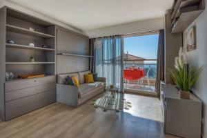 Posedenie v ubytovaní Monaco Sea View & Parking