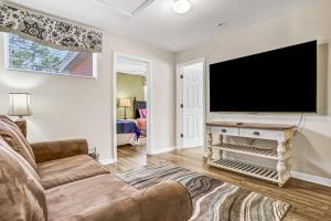 sala de estar con TV de pantalla plana grande en The Warmth of Florida - BellaVida Resort, en Kissimmee