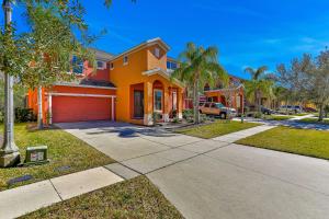 una casa naranja con garaje rojo en The Warmth of Florida - BellaVida Resort, en Kissimmee