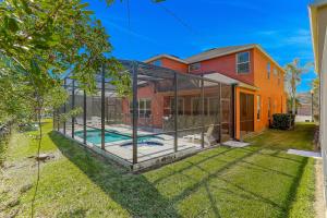 Casa con una casa de cristal con piscina en The Warmth of Florida - BellaVida Resort, en Kissimmee