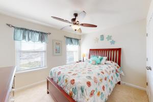 - une chambre avec un lit et un ventilateur de plafond dans l'établissement The Sand Bar at Seaside Village, à Ocean City