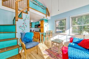 Tiny Blue Ridge Gem في Arden: غرفة مع سرير علوي وغرفة معيشة