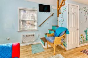 sala de estar con escalera y pared azul en Tiny Blue Ridge Gem en Arden