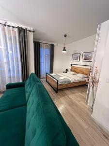 1 dormitorio con 1 cama y 1 sofá en Apartament WARSZAWA Kolejowa HUB EXPO en Varsovia