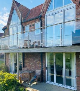 an external view of a house with glass at Oyster Cottage in Filey