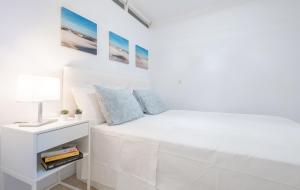 - une chambre blanche avec un lit blanc et une lampe dans l'établissement La Maricita Cristianos - Beach Front & Sea View, à Los Cristianos