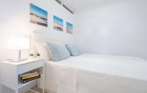 ロス・クリスティアーノスにあるLa Maricita Cristianos - Beach Front & Sea Viewの白いベッドルーム(白いベッド1台、ランプ付)