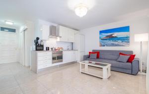 ロス・クリスティアーノスにあるLa Maricita Cristianos - Beach Front & Sea Viewのリビングルーム(青いソファ付)、キッチン