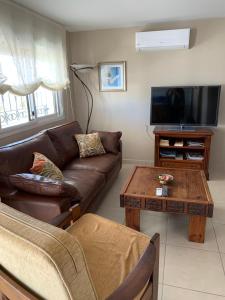 TV a/nebo společenská místnost v ubytování Maison Alriad - Alojamiento familiar tranquilo cerca del mar con jardín, porche y parking privado en el interior de la finca no apto para fiestas
