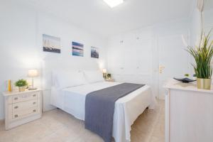 ロス・クリスティアーノスにあるLa Maricita Cristianos - Beach Front & Sea Viewの白いベッドルーム(白いベッド1台、デスク付)