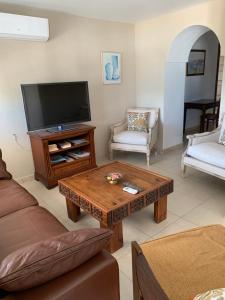 TV a/nebo společenská místnost v ubytování Maison Alriad - Alojamiento familiar tranquilo cerca del mar con jardín, porche y parking privado en el interior de la finca no apto para fiestas
