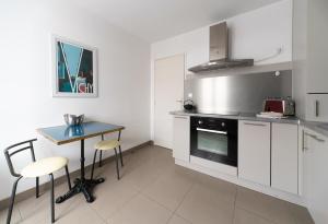 Kuchyň nebo kuchyňský kout v ubytování Appartement design La Petite Europe - Idéal Curistes