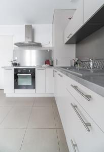 Kuchyň nebo kuchyňský kout v ubytování Appartement design La Petite Europe - Idéal Curistes