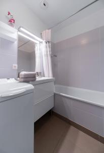 Ένα μπάνιο στο Appartement design La Petite Europe - Idéal Curistes