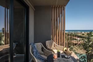 balcone con tavolo e vista sull'oceano di Alsus Boutique Hotel - Adults Only ad Amoudara Herakliou