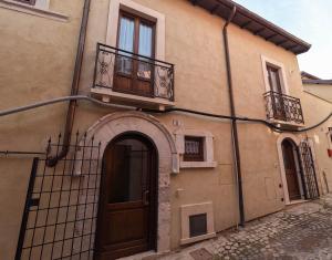 - Edificio con puerta y balcón en B&B Il Rifugio di Indomito Abruzzo, en LʼAquila