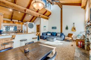 cocina y sala de estar con techo de madera en The Pines at Rocky Point, en Truckee