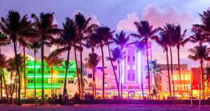 un bâtiment avec des palmiers en face de celui-ci dans l'établissement Oceanview Private Condo at 1 Hotel & Homes -1208, à Miami Beach