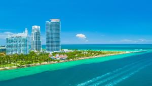 - une vue aérienne sur une plage avec des bâtiments et l'océan dans l'établissement Oceanview Private Condo at 1 Hotel & Homes -1208, à Miami Beach