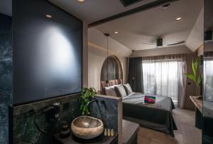 Un pat sau paturi într-o cameră la Alsus Boutique Hotel - Adults Only +61 fotografii