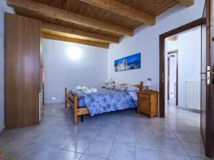 1 dormitorio con cama y techo de madera en B&B Il Rifugio di Indomito Abruzzo, en LʼAquila